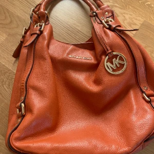 Michael Kors väska i äkta skinn  - Michael Kors väska i äkta skinn säljes. 