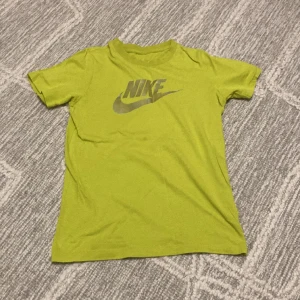 Nike tröja - Säljer min nike tröja för att jag växt ur den den är i bra skick 9/10 eftersom jag han använt den ett tag. Pris kan även diskuteras