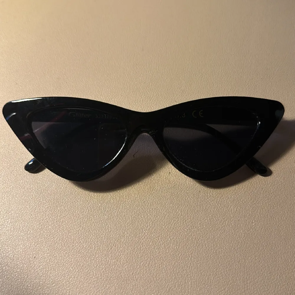 Snygga svarta solglasögon utan defekter ⭐️. Accessoarer.