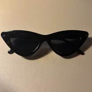 Snygga svarta solglasögon utan defekter ⭐️