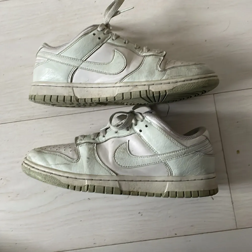 Snygga stilrena dunks från Nike. I färgerna grön och vit. Lite slitna men fungerar fint. Rengörs innan de skickas. Köpta för 1900 kr på Nike.com. Ganska små i storleken. Accepterar frakt och mötas upp.. Skor.