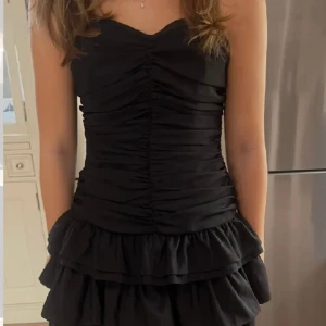 Klänning  - SUPER snygg, väldigt lik maje klänningen! Lånade bilder från förra ägaren ❣️