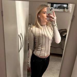 Beige tröja  - Säljer denna tröja köpt från Vero Moda men av märket pieces 💕 Säljes pågrund av aldrig använts