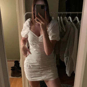 Studentklänning  - Jättefin studentklänning som aldrig användes!! Därav helt ny och i super skick.