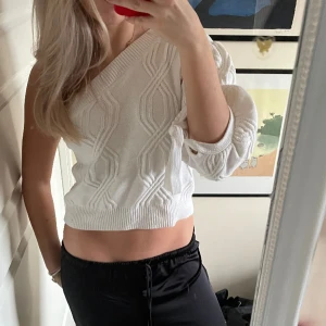 Stickad tröja  - Stickad tröja, one shoulder fint skick