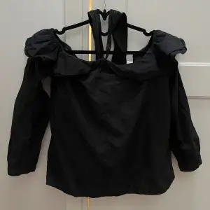 säljer denna jättesöta offshoulder blusen från J.crew💓💓köpt på sellpy