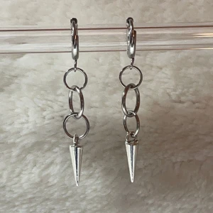 Layerd hoop earrings  - Dessa örhängen är till största dels gjorda av rostfritt stål vilket innebär att de förmodligen inte förstörs om de kommer i kontakt med vatten och allmänt håller längre. Rostfritt stål ändrar inte färg som att ndra material ,perfekta för vardaglig an