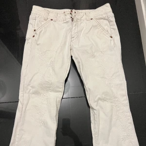 Vita jeans  - Vintage rag restyle jeans. Helt oanvända. Nypris ca 2500kr o säljs för 300! Pris kan diskuteras 