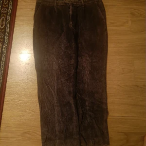 Baggy manchester-byxor - Mycket baggy manchester-byxor, inga synliga fel då de inte har använts mycket, sitter som en smäck på de flesta men bäst på dig som gillar dina byxor asbaggy