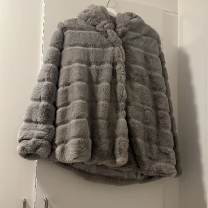 Teddy jacka  - Grå Teddy jacka i strl M/L men tycker mer den är som en S/M. Nästintill aldrig använd. 