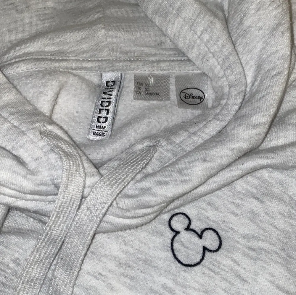 Säljer nu denna mickey mouse hoodie/huvtröja i storlek xs. Säljer av skäl att den inte kommer till användning längre. Den är väldigt nopprig men annars i bra skick. Den är ifrån H&M divided. . Hoodies.