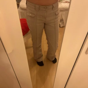 lågmidjade jeans - köpta ifrån hm i somras, säljer för dem är lite för stora för mig och kommer inte till användning. några små fläckar som lätt går bort.