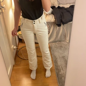 skidbyxor!  - Mycket snygga skidbyxor i vitt! Finns lite små fläckar men går att tvätta bort. 