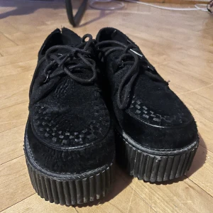 DEMONIA CREEPER 202 - Dessa skor är smått använda med minimala märken, ganska låg kvalite. De är Womens 7 men sulan är runt 23/24 cm, platån är 7.6 cm. Ställ gärna frågor :)