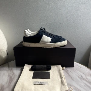 Valentino Flycrew - Tja. Säljer ett par stiliga valentino flycrew. Skicket på skorna är 9/10. Allt OG med följer. Kvitto finns. Priset är  diskuterbart. Hör av dig vid minsta fundering. Tar också emot byten!!