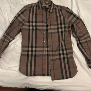  Burberry Check Skjorta - Tja säljer min riktigt snygg burberry skjorta i storlek S passar perfekt till babyshowers + rapparen bladee har en likadan  Kvitto, tags och extra knappar finns med köpt för ungefär 3800kr från chance fashion  