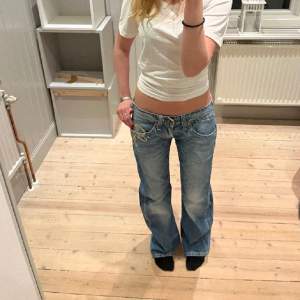 Köpa jeans här på Plick, av en tjej som köpt de secondhandbutik i Paris. Då de var lite fört korta på mig för min smak!! Skit snygga😼🤌🏼
