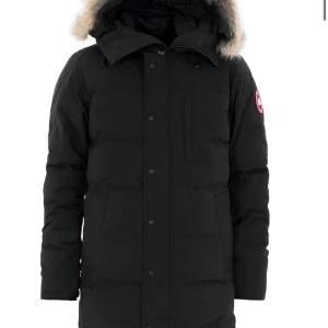 Canada goose jacka  - Carson parka canada goose bra skick 3 år gammal, bevis på att den e köpt på care of Carl online men tyvärr inget kvitto (borttappat) slutsåld på den hemsidan men nypris på andra hemsidor är 17 000 kr, jag säljer för 8/9 går att diskutera pris 