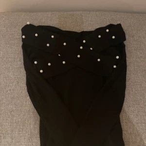 Tjusig svart tröja med pärlor på - Jätte fin svart tröja med ursnygga pärlor. Den har ett stretchigt material vilket innebär att flera storlekar fungerar. Mycket fin och bekväm på mig som har storleken S! Mycket bra skick och inga defekter. Priset kan komma att diskuteras kring :)