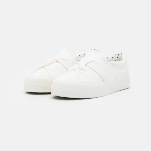 Slip-ins skor - Jätte fina skor från Anna Field som tyvärr är för stora för mig. Dem är endast testade så helt i nyskick!🥰 Dem är lite stora så skulle nog mer säga att dem är en storlek 39🩷