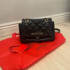 Säljer min Valentino handväska! Använd men fortfarande i väldigt bra skick. Påsen och lappen från köpet finns även med! Köpt för 1100kr