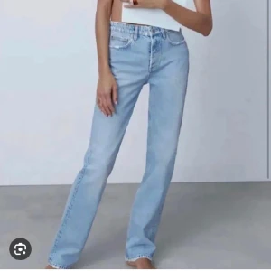 Zara jeans - Snygga zara jeans med slitning längst ner i sömmen. Används flitigt men inget som märks på byxorna. 