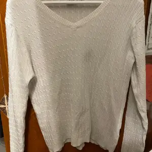 Fin stickad vit tröja. Väl använd men bra skick. En mystisk fläck ish på framsidan, går säkert att få bort. Tyvärr kommer inte till användning längre.