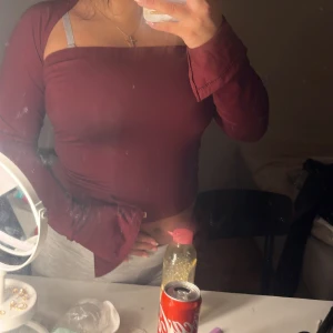 Långärmad tröja  - Jag säljer denna långärmade tröjan i strlk M från Gina tricot. Den är lite tajt för sin storlek passar nog till både M och S. Orginalpris 200kr, helt ny och aldrig använd köpte den till julafton!🎄