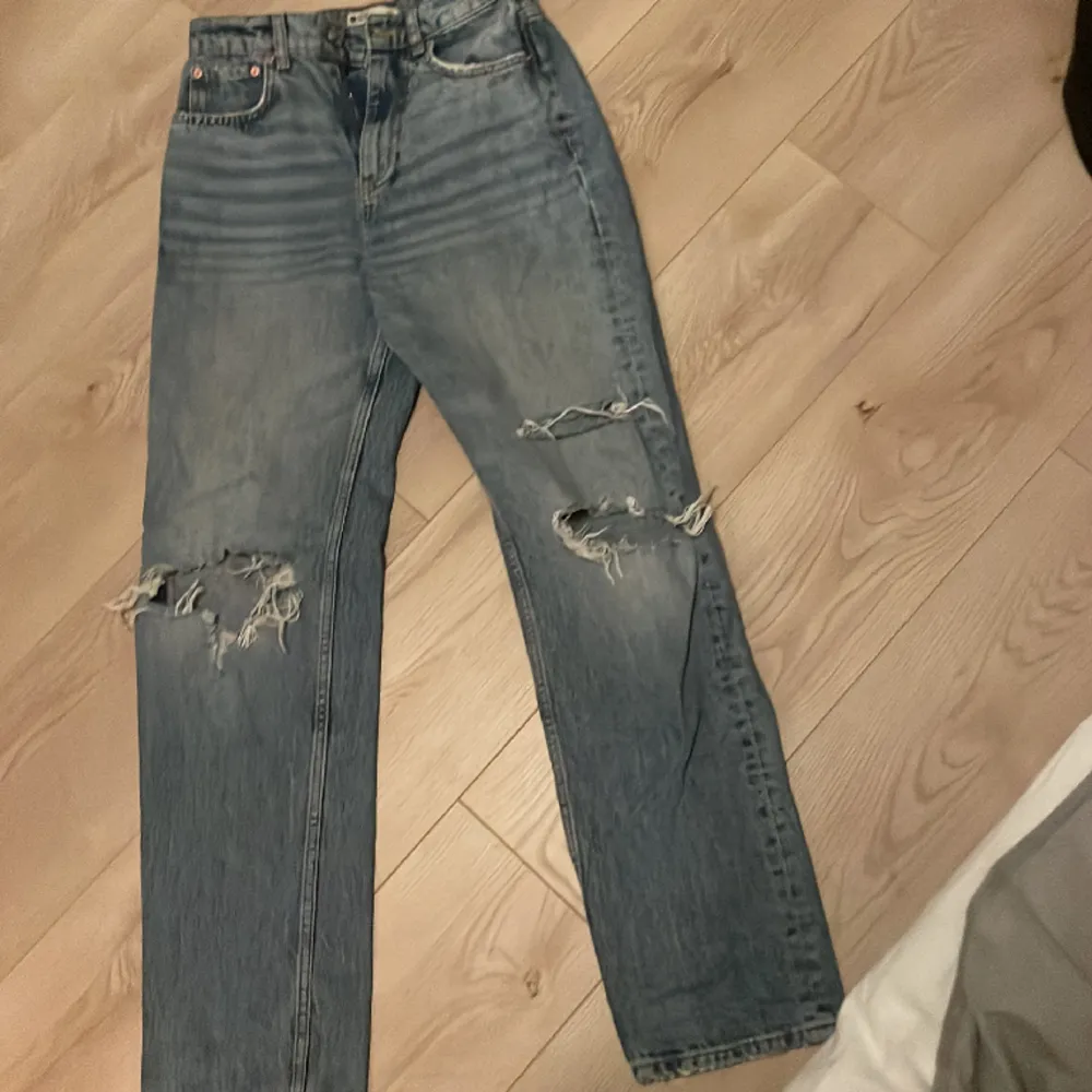 Gina tricot jeans i ljusblå färg. Storlek 34. Bra skick. Jeans & Byxor.