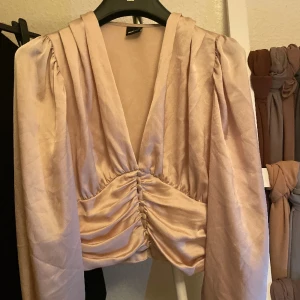Oanvänd blus från Gina tricot - Strl 36 jätte fin blus för endast 100kr