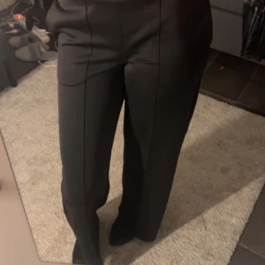 Svarta byxor  - Mjuka kostymbyxor skulle jag kalla de. Jätte fina och väldigt bekväma, använt 1 gång och är lite för korta för mig. 🫶🏼