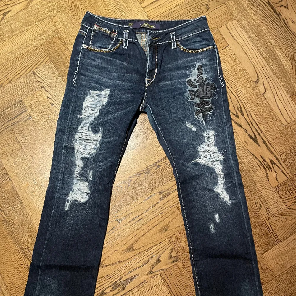 Asballa ed Hardy jeans köpta på plick för 600kr. Aldrig kommit till användning då dem ej passade så bra på mig💞 köpt är köpt, köpare står för frakt 🌟. Jeans & Byxor.