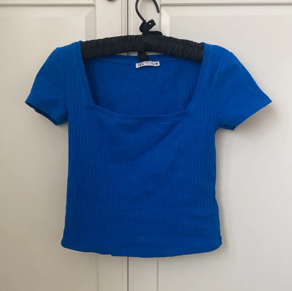 Jättefin blå zara T-shirt, använd en gång så väldigt fint skick!! 💘. T-shirts.