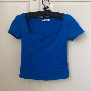 Jättefin blå zara T-shirt, använd en gång så väldigt fint skick!! 💘