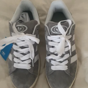Adidas campus 00s - Helt nya och oanvända adidas campus 00s. Säljer då jag fick hem dem i fel storlek och inte hunnit skicka tillbaka dem😊🤪 Köpta för närmare 2000! 