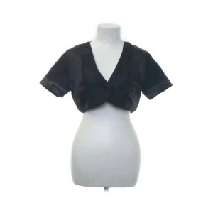 Trekvartsärmad topp - Säljer denna Trekvartsärmade topp, har en defekt på men inget man märker 