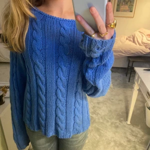 Blå stickad tröja - Jättefin blå kabelstickad tröja