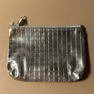 Liten silver plånbok/korthållare perfekt att ha i en handväska och förvara kort eller annat 🌸 sista bilden är bara för att visa storleken mot ett paket näsdukar 