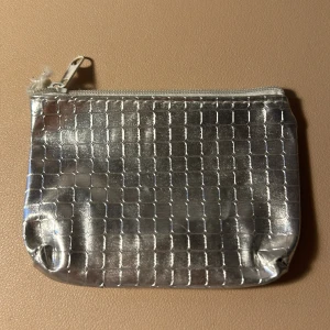 Plånbok liten - Liten silver plånbok/korthållare perfekt att ha i en handväska och förvara kort eller annat 🌸 sista bilden är bara för att visa storleken mot ett paket näsdukar 