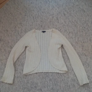 Stickad ull kofta - En jättefin och gosig kofta. Den är i väldigt gott skick. Storleken är small men kan även passa den som har xs. 