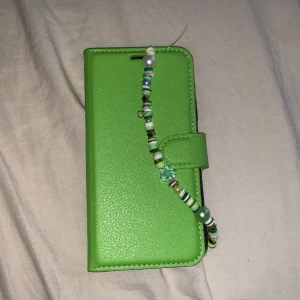 En fin tillbehör till mobilskallet.  - Skalet tillhör inte. Det finns i alla olika färger. Om ni vill köpa ett så skriv vilken färg och köp! Om du köper 2 får du även ett valfritt armband,halsband,örhängen eller tillbehör till mobilen grattis! ❤️❤️ Hoppad ni gillar det!