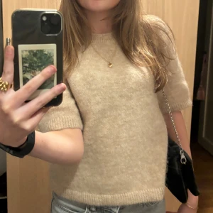 Beige stickad tshirt - Beige/brun stickad tshirt i från Stockholm i stl XS, endast använd en gång, lik & other stories tröjan🫶🏻LÅNADE 2 o 3 BILD❤️NYPRIS 800