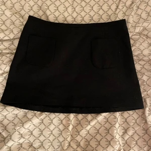 Svart minikjol  - Kort svart kjol med söta fickor fram till💕💕