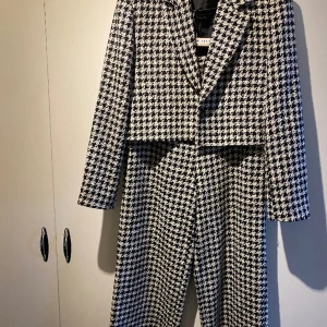 Byxor och kavaj - Från Gina Tricot använd en gång