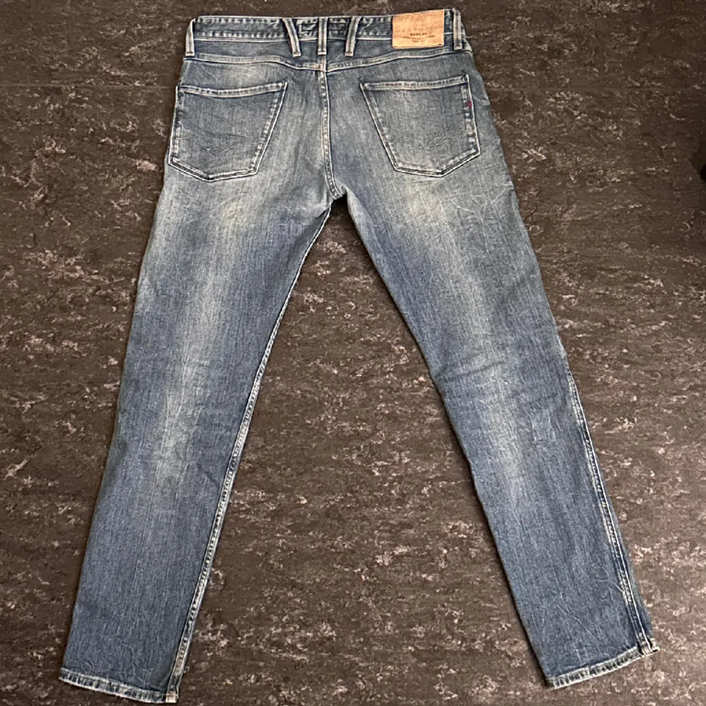 Säljer nu ett par skit snygga trendiga Replay ”Anbass” jeans som passar till vilket tillfälle som helst. Skicket är 10/10 nästan aldrig använda och nypris ligger på 1700kr. Jeans & Byxor.