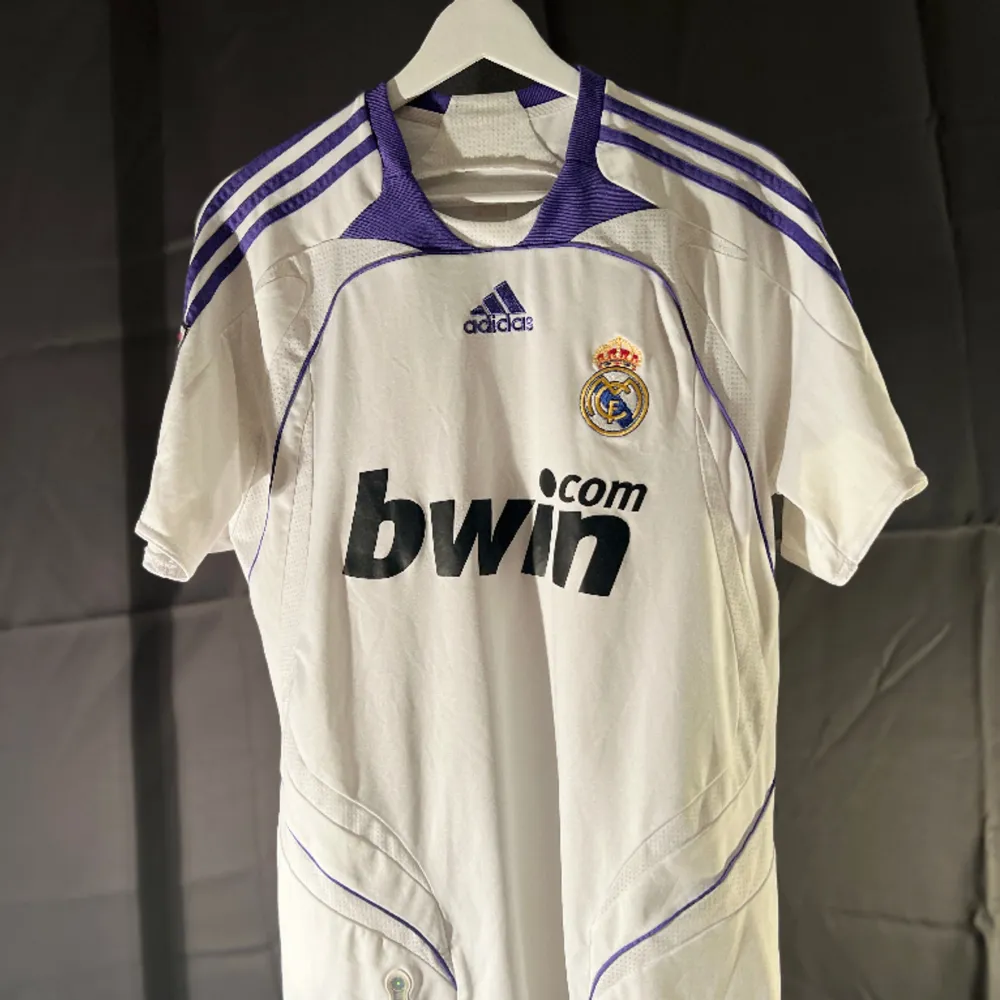Real Madrids hemmatröja säsongen 2012/13. Superbra skick. Priset går att diskutera.. T-shirts.