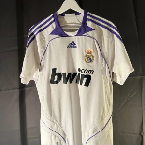Real Madrid Tröja - Real Madrids hemmatröja säsongen 2012/13. Superbra skick. Priset går att diskutera.