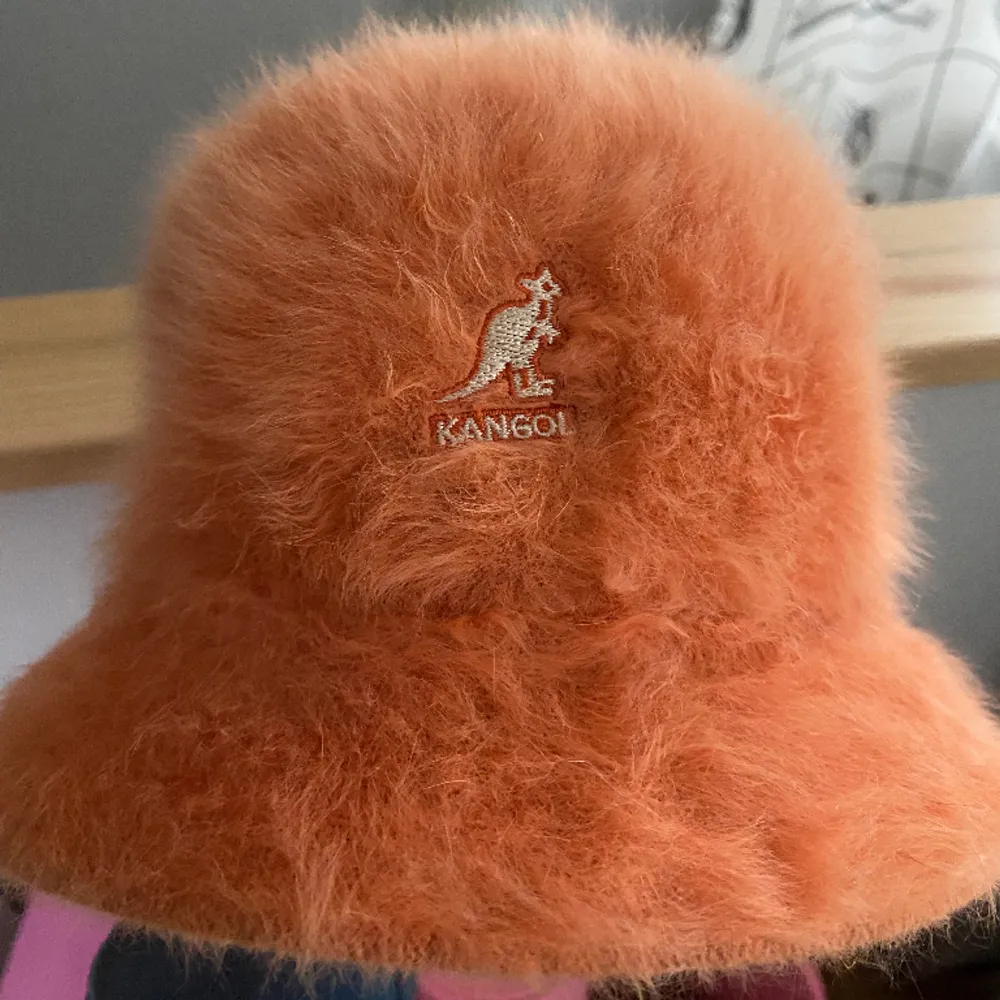 En kangol-hatt i orange päls ⚡️Storlek kids large skulle uppskatta den till en XS/S - rätt liten i storleken med andra ord. . Accessoarer.