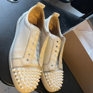 Christian Louboutin  - Tjena, säljer dessa feta Christian Louboutin i storlek 41, skorna är i okej skick därför säljer vi billigt.  Skorna är äkta såklart och det kan bevisas, vid minsta fundering hör av er. Mvh Karlstad PreWear😊