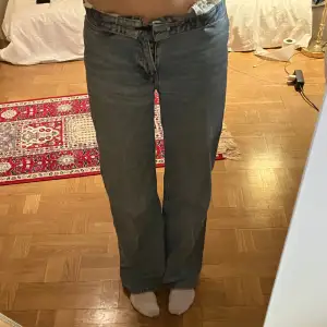 Högmidjade jeans från monki. Ganska utsvängda/raka. De har en knappt synbar fläck på högra benet men annars är de i fint skick ❤️